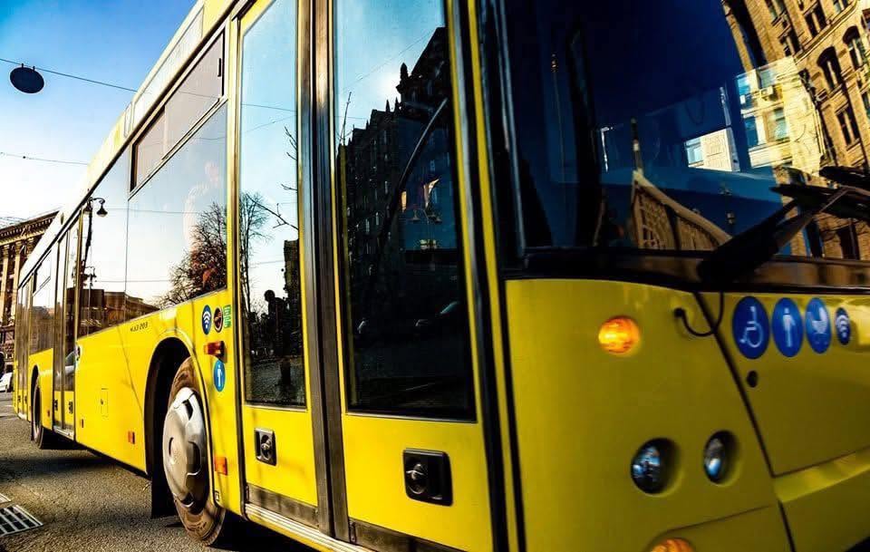 "Червону" і "зелену" гілки метро у Києві з'єднають автобусами